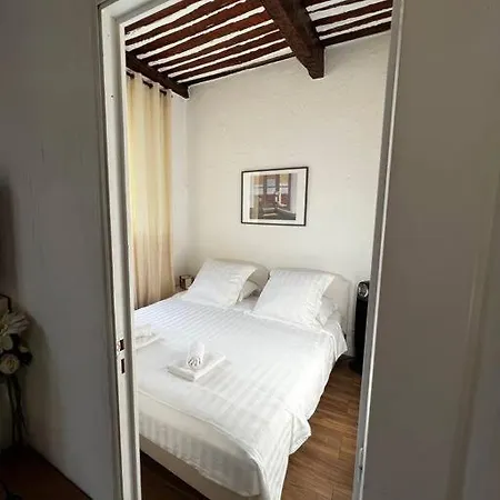 Old Antibes, One Bed App, In Front Of The Port! شقة