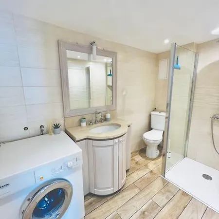 Old Antibes, One Bed App, In Front Of The Port! Apartment *
